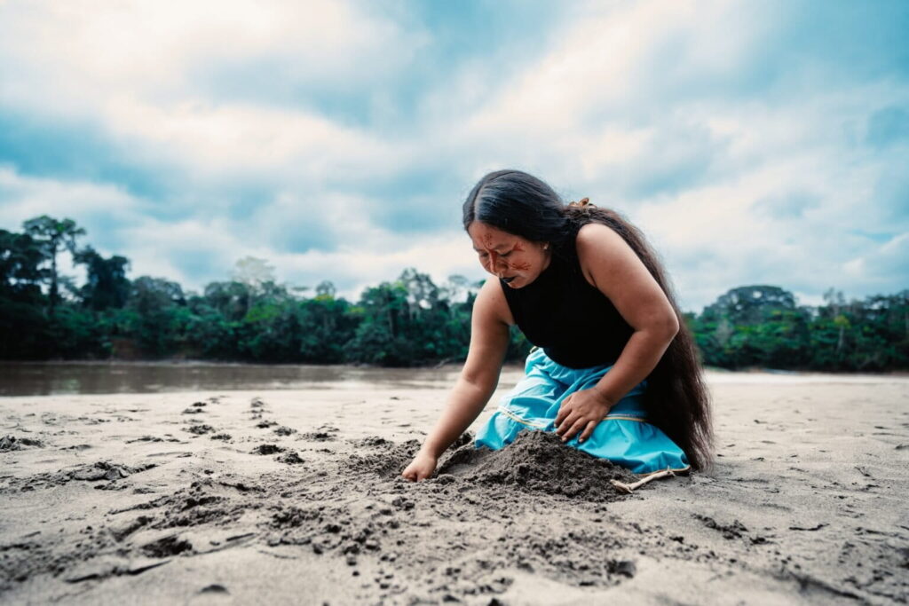 Janeth Piaguaje durante la identificación de un nido de tortuga charapa en las playas del río Aguarico. Créditos: cortesía CI Ecuador