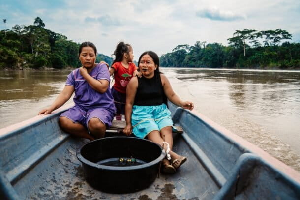 Nelly Piaguaje, Janeth Piaguaje y su hija Yulexi rumbo a la actividad de liberación de crías de charapa. Créditos: cortesía CI Ecuador