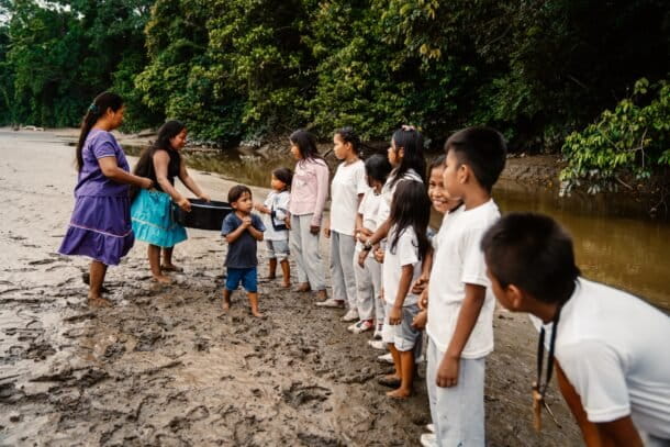 Janeth Piaguaje invita a las niñas y niños a poner nombre a cada tortuga antes de su liberación. Créditos: cortesía CI Ecuador