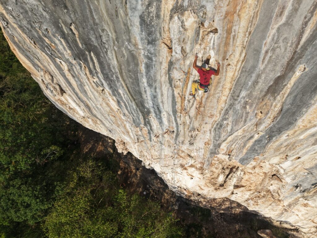 Proyecto más reciente de Climbing for a Reason. Este se desarrolló en Bariay, Cuba, una localidad con un enorme potencial para la escalada. Créditos (CC-BY): Cortesía de Luis “Lucho” Birkner y Mateo Barrenengoa.