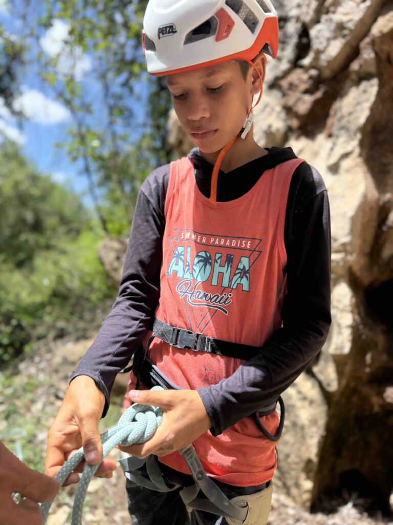Proyecto más reciente de Climbing for a Reason. Este se desarrolló en Bariay, Cuba, una localidad con un enorme potencial para la escalada. Créditos (CC-BY): Cortesía de Luis “Lucho” Birkner y Mateo Barrenengoa.