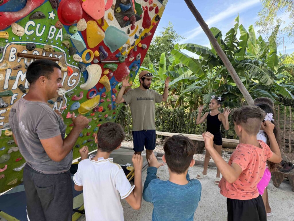 Proyecto más reciente de Climbing for a Reason. Este se desarrolló en Bariay, Cuba, una localidad con un enorme potencial para la escalada. Créditos (CC-BY): Cortesía de Luis “Lucho” Birkner y Mateo Barrenengoa.
