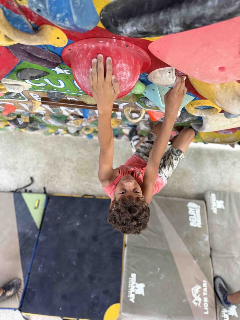 Proyecto más reciente de Climbing for a Reason. Este se desarrolló en Bariay, Cuba, una localidad con un enorme potencial para la escalada. Créditos (CC-BY): Cortesía de Luis “Lucho” Birkner y Mateo Barrenengoa.