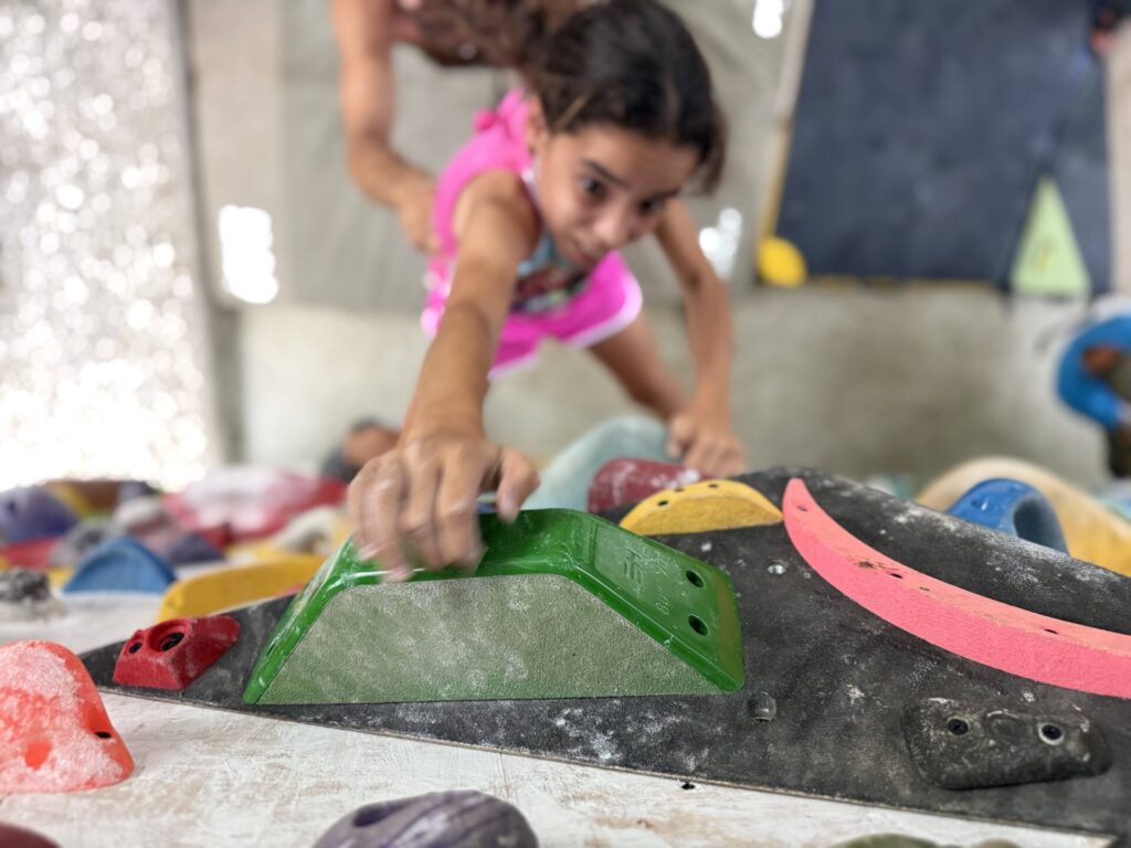 Proyecto más reciente de Climbing for a Reason. Este se desarrolló en Bariay, Cuba, una localidad con un enorme potencial para la escalada. Créditos (CC-BY): Cortesía de Luis “Lucho” Birkner y Mateo Barrenengoa.
