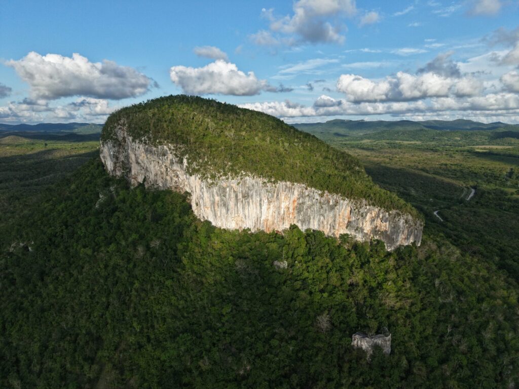 Proyecto más reciente de Climbing for a Reason. Este se desarrolló en Bariay, Cuba, una localidad con un enorme potencial para la escalada. Créditos (CC-BY): Cortesía de Luis “Lucho” Birkner y Mateo Barrenengoa.