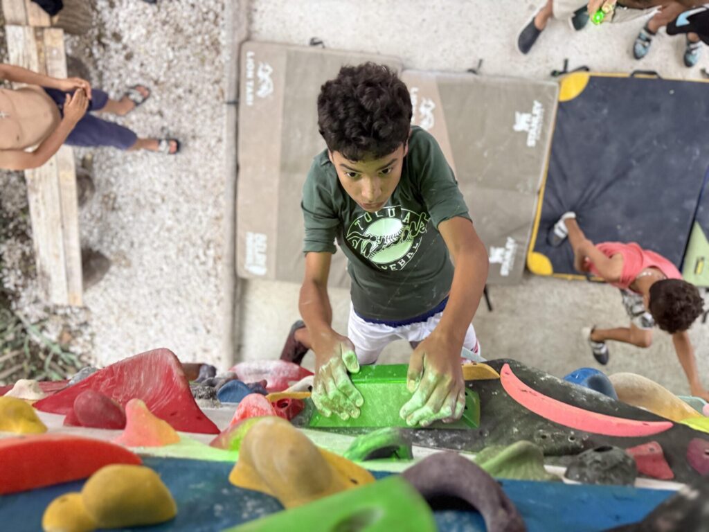 Proyecto más reciente de Climbing for a Reason. Este se desarrolló en Bariay, Cuba, una localidad con un enorme potencial para la escalada. Créditos (CC-BY): Cortesía de Luis “Lucho” Birkner y Mateo Barrenengoa.
