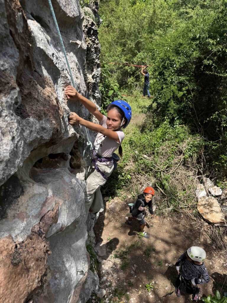 Proyecto más reciente de Climbing for a Reason. Este se desarrolló en Bariay, Cuba, una localidad con un enorme potencial para la escalada. Créditos (CC-BY): Cortesía de Luis “Lucho” Birkner y Mateo Barrenengoa.