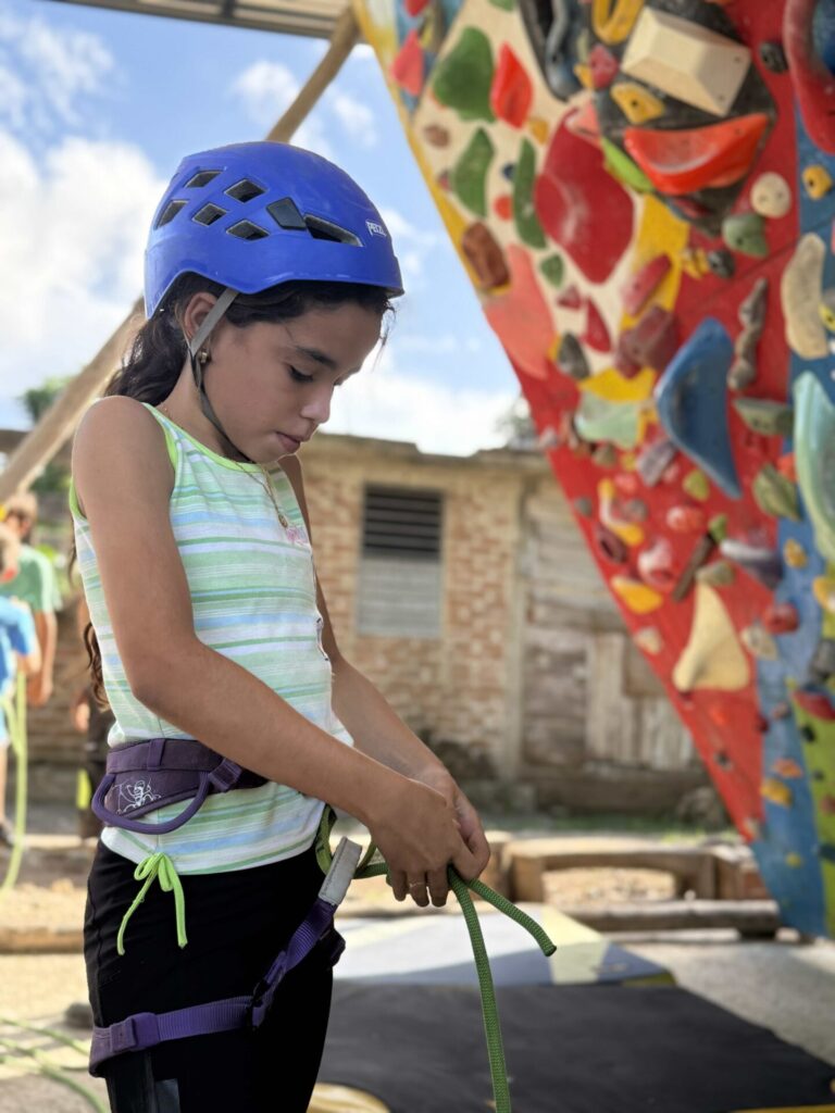 Proyecto más reciente de Climbing for a Reason. Este se desarrolló en Bariay, Cuba, una localidad con un enorme potencial para la escalada. Créditos (CC-BY): Cortesía de Luis “Lucho” Birkner y Mateo Barrenengoa.