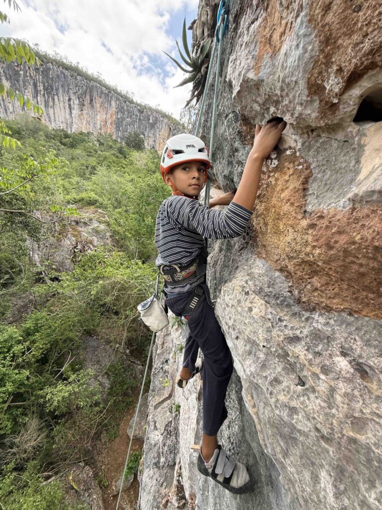 Proyecto más reciente de Climbing for a Reason. Este se desarrolló en Bariay, Cuba, una localidad con un enorme potencial para la escalada. Créditos (CC-BY): Cortesía de Luis “Lucho” Birkner y Mateo Barrenengoa.