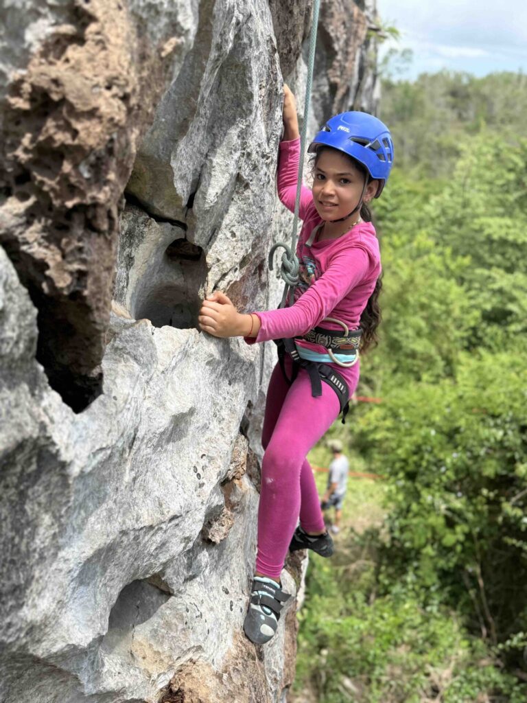 Proyecto más reciente de Climbing for a Reason. Este se desarrolló en Bariay, Cuba, una localidad con un enorme potencial para la escalada. Créditos (CC-BY): Cortesía de Luis “Lucho” Birkner y Mateo Barrenengoa.