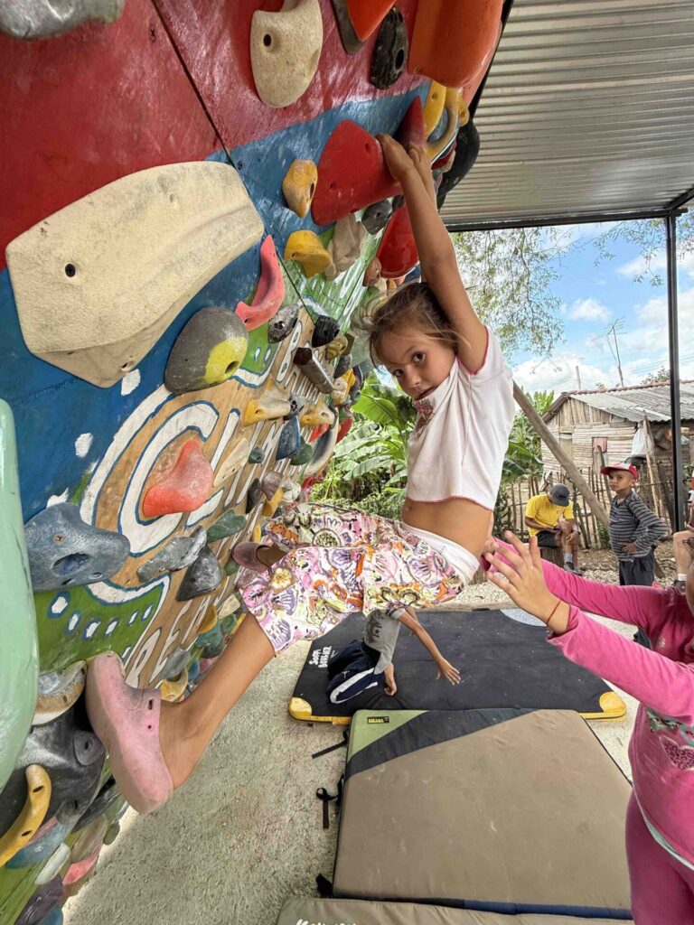 Proyecto más reciente de Climbing for a Reason. Este se desarrolló en Bariay, Cuba, una localidad con un enorme potencial para la escalada. Créditos (CC-BY): Cortesía de Luis “Lucho” Birkner y Mateo Barrenengoa.
