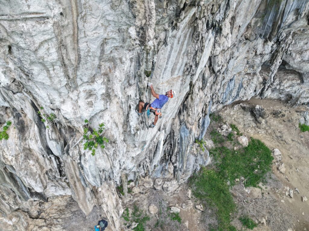 Proyecto más reciente de Climbing for a Reason. Este se desarrolló en Bariay, Cuba, una localidad con un enorme potencial para la escalada. Créditos (CC-BY): Cortesía de Luis “Lucho” Birkner y Mateo Barrenengoa.