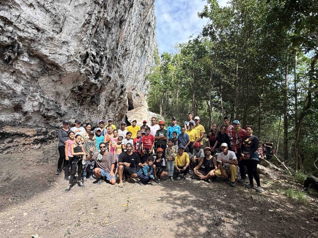 Proyecto más reciente de Climbing for a Reason. Este se desarrolló en Bariay, Cuba, una localidad con un enorme potencial para la escalada. Créditos (CC-BY): Cortesía de Luis “Lucho” Birkner y Mateo Barrenengoa.