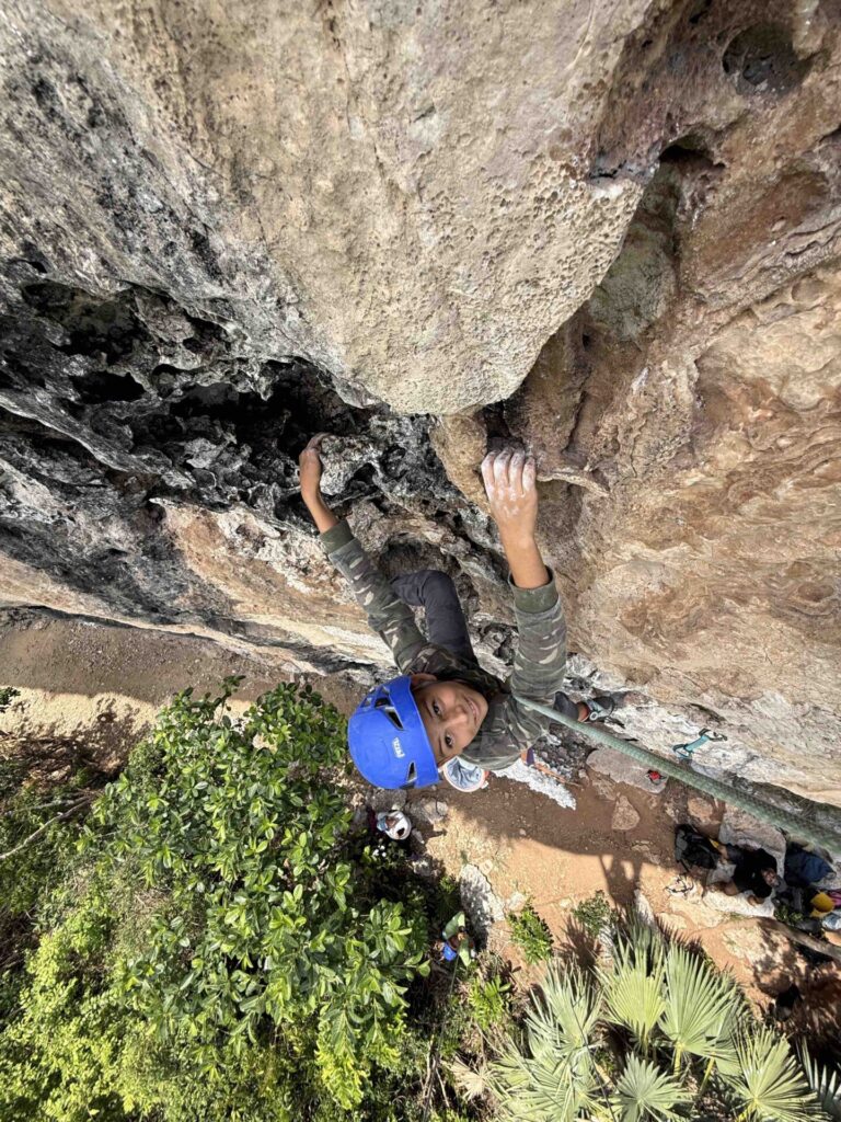 Proyecto más reciente de Climbing for a Reason. Este se desarrolló en Bariay, Cuba, una localidad con un enorme potencial para la escalada. Créditos (CC-BY): Cortesía de Luis “Lucho” Birkner y Mateo Barrenengoa.