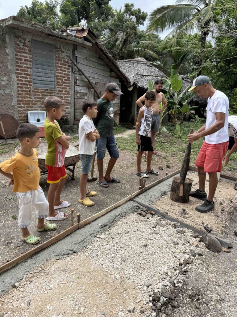 Proyecto más reciente de Climbing for a Reason. Este se desarrolló en Bariay, Cuba, una localidad con un enorme potencial para la escalada. Créditos (CC-BY): Cortesía de Luis “Lucho” Birkner y Mateo Barrenengoa.