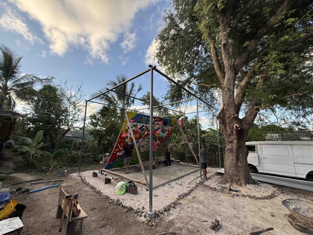 Proyecto más reciente de Climbing for a Reason. Este se desarrolló en Bariay, Cuba, una localidad con un enorme potencial para la escalada. Créditos (CC-BY): Cortesía de Luis “Lucho” Birkner y Mateo Barrenengoa.