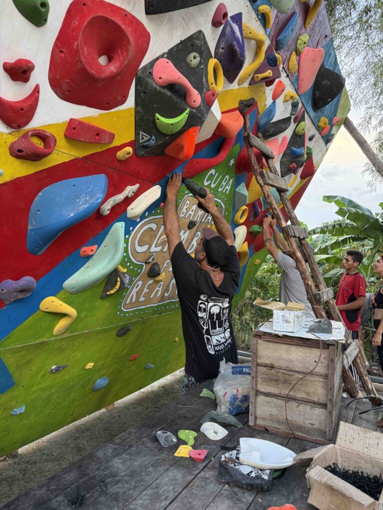 Proyecto más reciente de Climbing for a Reason. Este se desarrolló en Bariay, Cuba, una localidad con un enorme potencial para la escalada. Créditos (CC-BY): Cortesía de Luis “Lucho” Birkner y Mateo Barrenengoa.