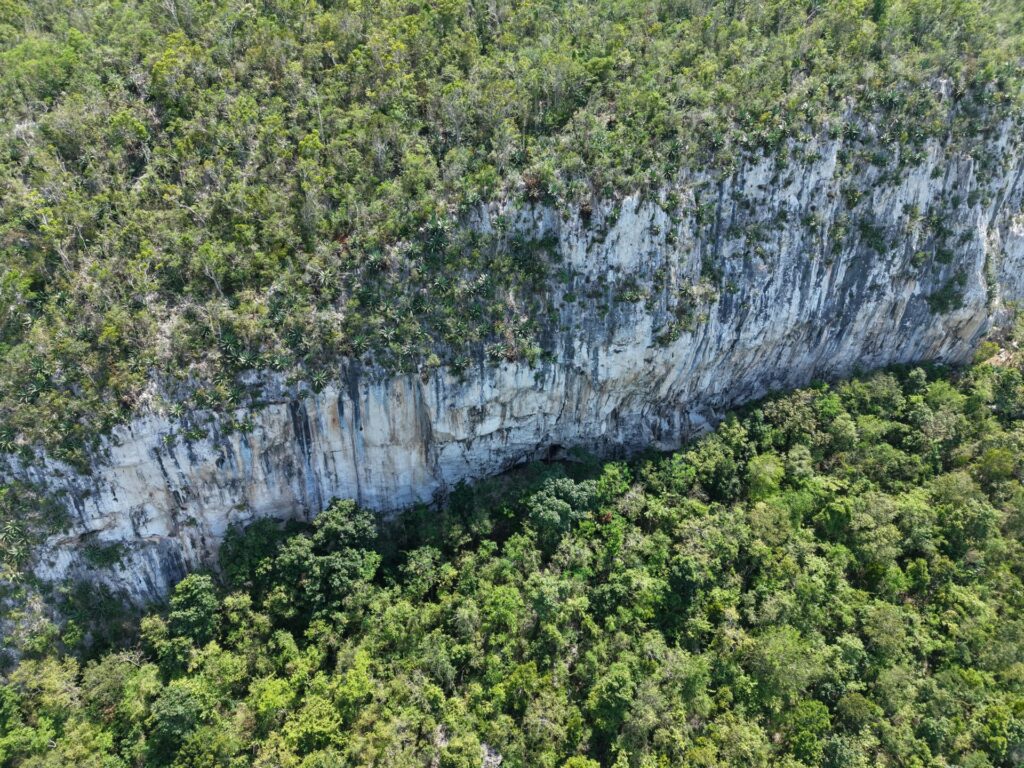 Proyecto más reciente de Climbing for a Reason. Este se desarrolló en Bariay, Cuba, una localidad con un enorme potencial para la escalada. Créditos (CC-BY): Cortesía de Luis “Lucho” Birkner y Mateo Barrenengoa.