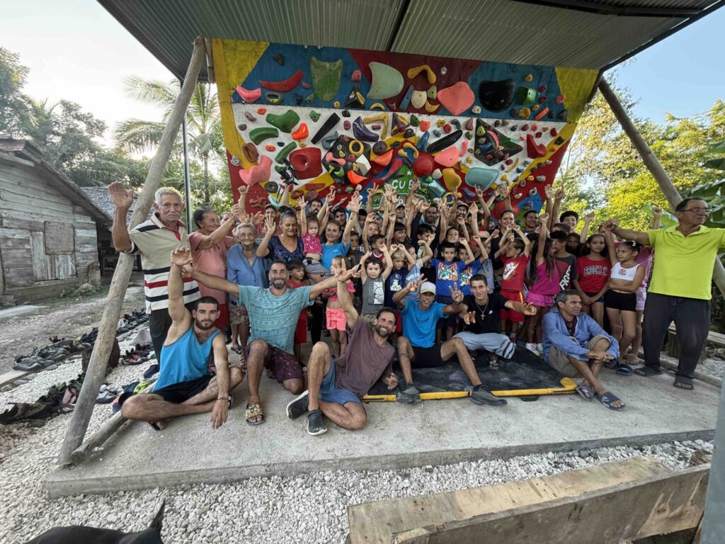 Proyecto más reciente de Climbing for a Reason. Este se desarrolló en Bariay, Cuba, una localidad con un enorme potencial para la escalada. Créditos (CC-BY): Cortesía de Luis “Lucho” Birkner y Mateo Barrenengoa.