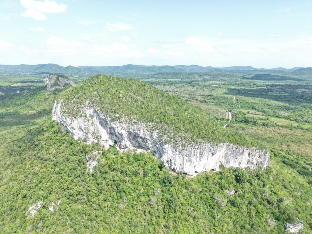 Proyecto más reciente de Climbing for a Reason. Este se desarrolló en Bariay, Cuba, una localidad con un enorme potencial para la escalada. Créditos (CC-BY): Cortesía de Luis “Lucho” Birkner y Mateo Barrenengoa.