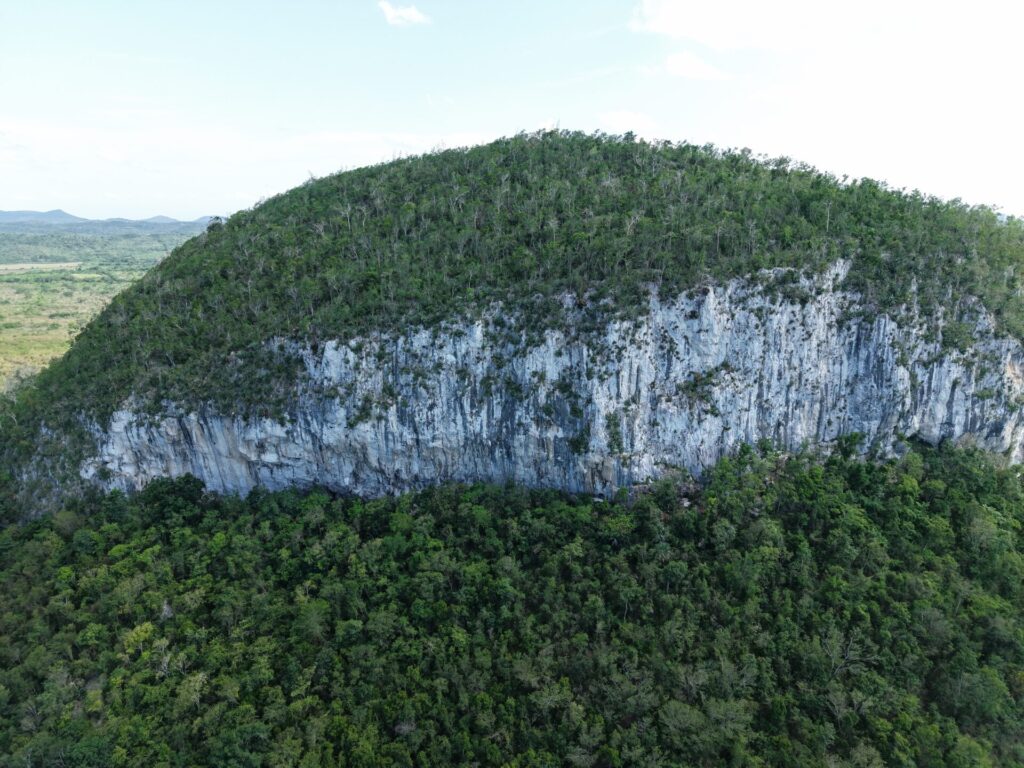 Proyecto más reciente de Climbing for a Reason. Este se desarrolló en Bariay, Cuba, una localidad con un enorme potencial para la escalada. Créditos (CC-BY): Cortesía de Luis “Lucho” Birkner y Mateo Barrenengoa.