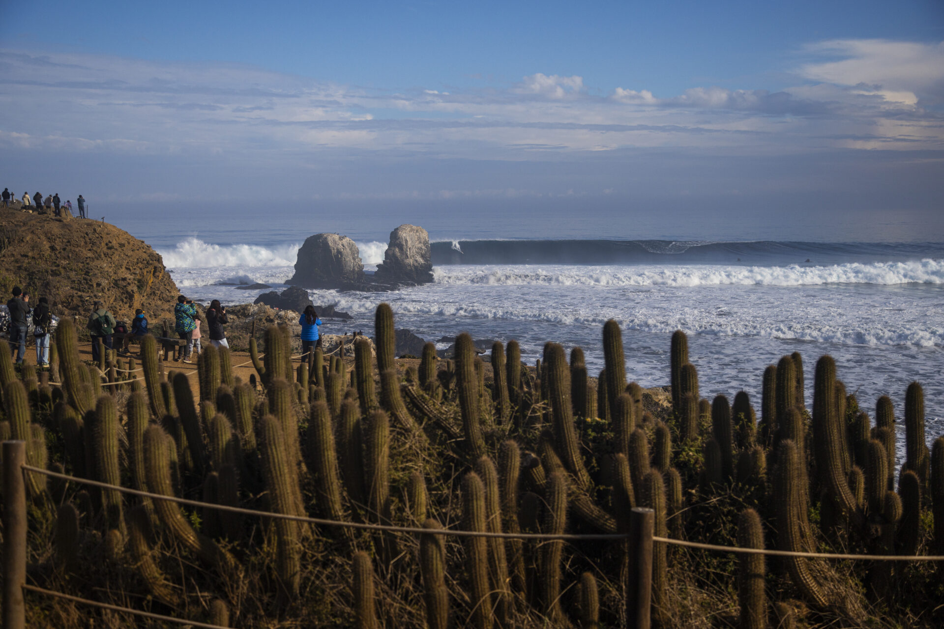 Con grandes olas de fondo, cientos de personas se reunieron en celebración única en torno al mar en Pichilemu