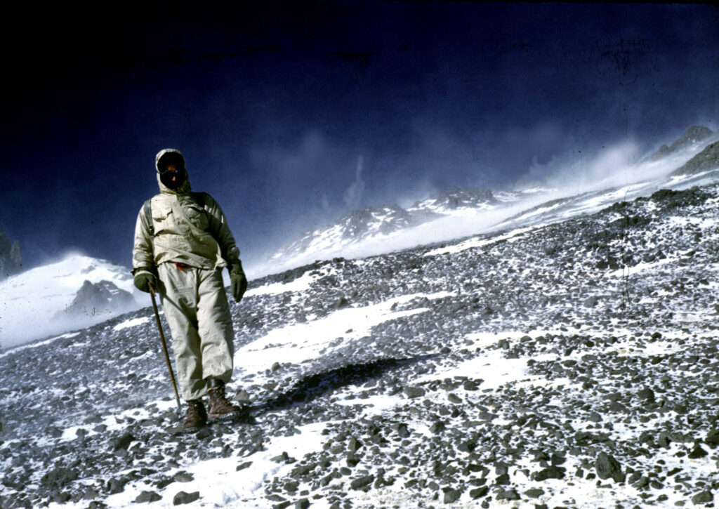 Eberhard Meier descendiendo de la cumbre del Aconcagua (1959). Créditos: Editorial Chilena de Montaña.