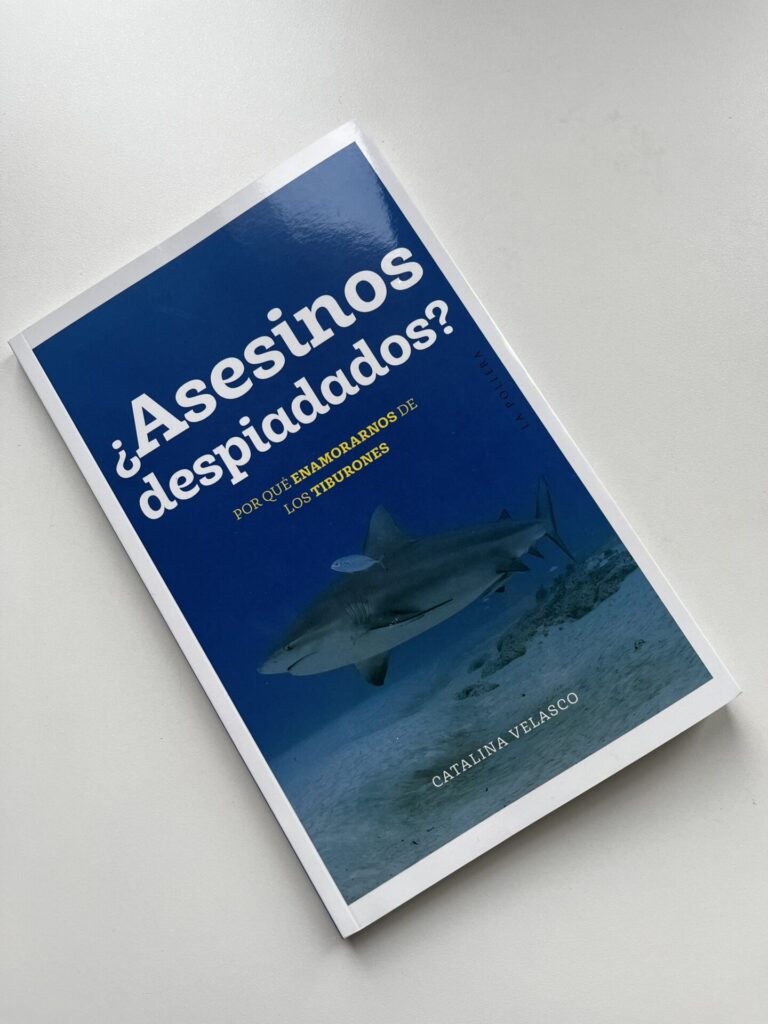 Libro "¿Asesinos despiadados? Por qué enamorarnos de los tiburones" de Catalina Velasco.
