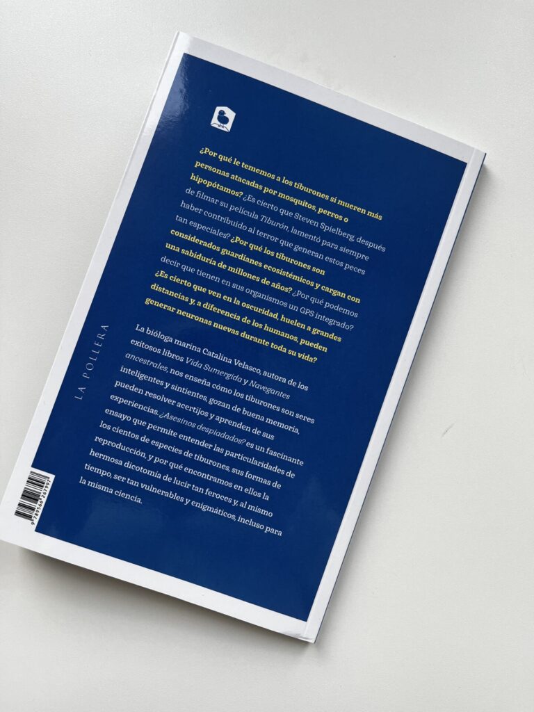 Libro "¿Asesinos despiadados? Por qué enamorarnos de los tiburones" de Catalina Velasco.
