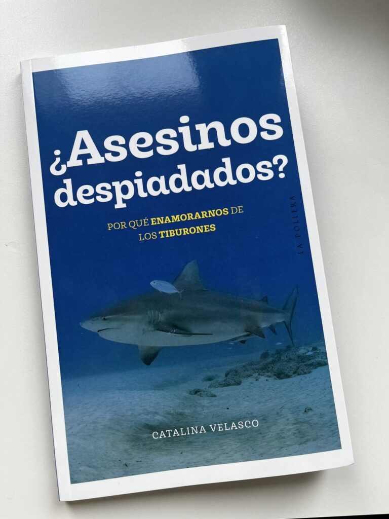 Libro "¿Asesinos despiadados? Por qué enamorarnos de los tiburones" de Catalina Velasco.