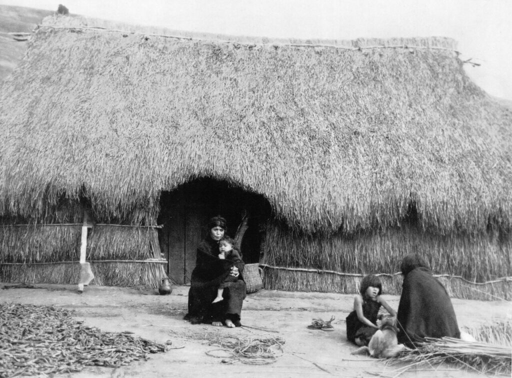 Lumaco, ca. 1959 [Fotografía], colección Robert Gerstmann Fotógrafo, 1959, Archivo Enterreno https://www.enterreno.com/moments/lumaco-ca-1959. CC BY-NC — Solo uso no comercial