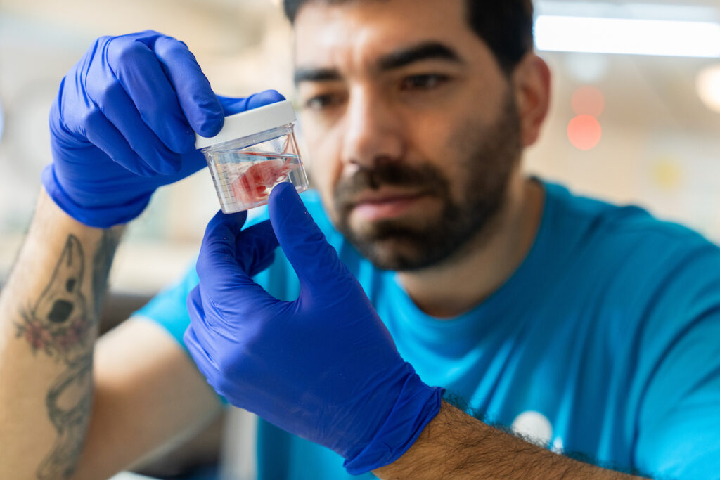 Matías Portflitt Toro, biólogo marino y coordinador de divulgación del Centro para la Ecología y la Gestión Sostenible de las Islas Oceánicas (ESMOI), examina una muestra de crustáceo en el Laboratorio Principal del Buque de Investigación Falkor. Crédito (CC-BY): Misha Vallejo Prut / Instituto Oceánico Schmidt.