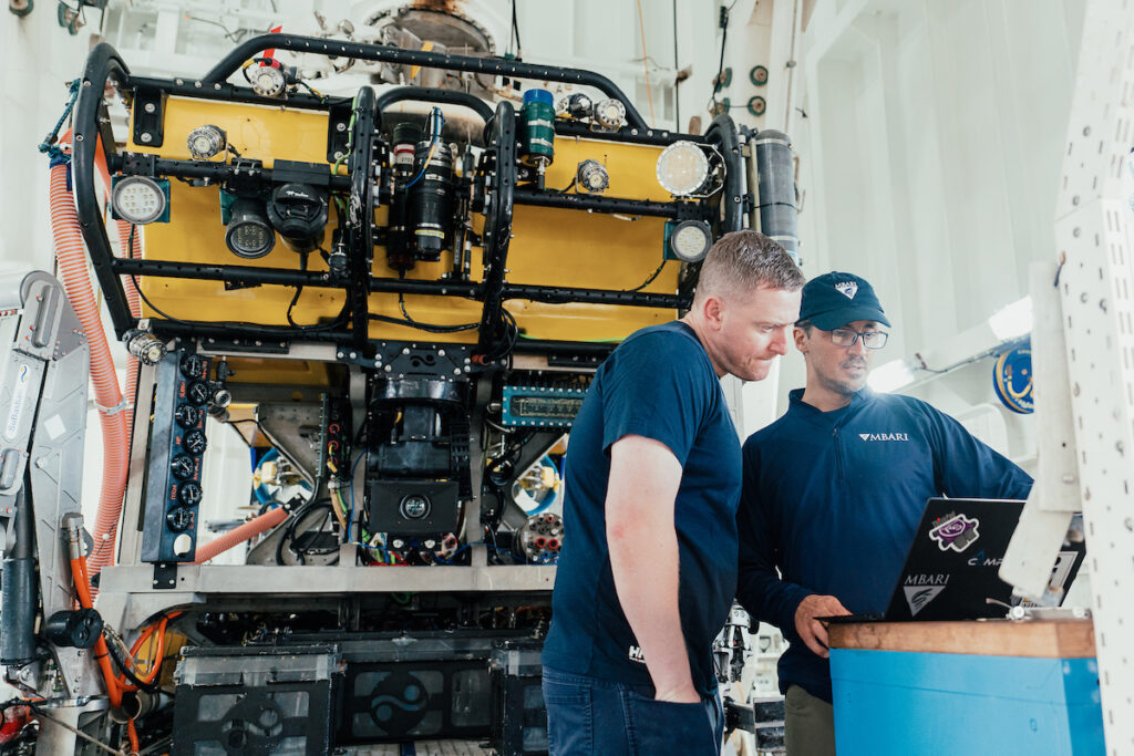 Giancarlo Troni, ingeniero principal del Instituto de Investigación del Acuario de la Bahía de Monterey, en consulta con el técnico de ROV Mike Rae antes de instalar la cámara hiperespectral en el vehículo submarino operado remotamente SuBastian. Crédito (CC-BY): Misha Vallejo Prut / Instituto Oceanográfico Schmidt.