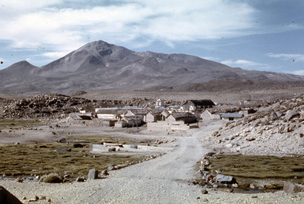 Parinacota en 1968 [Fotografía], colección Ángela Cousiño, 1968, Archivo Enterreno https://www.enterreno.com/moments/parinacota-en-1968. CC BY-NC — Solo uso no comercial