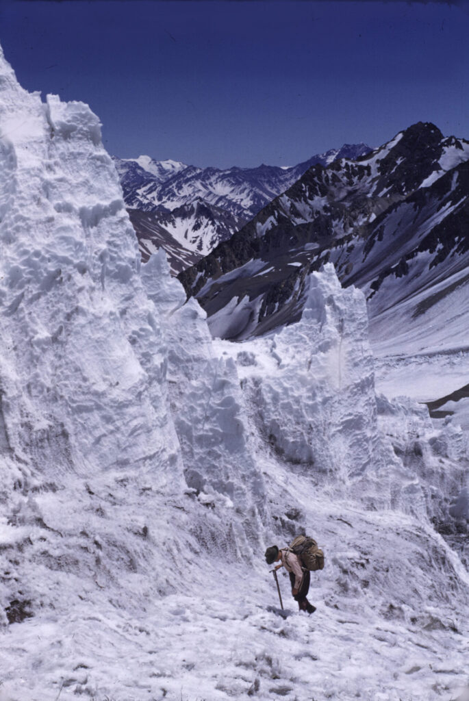 Por el glaciar hacia el Nevado de Piuquenes (1953-54). Créditos: Editorial Chilena de Montaña.