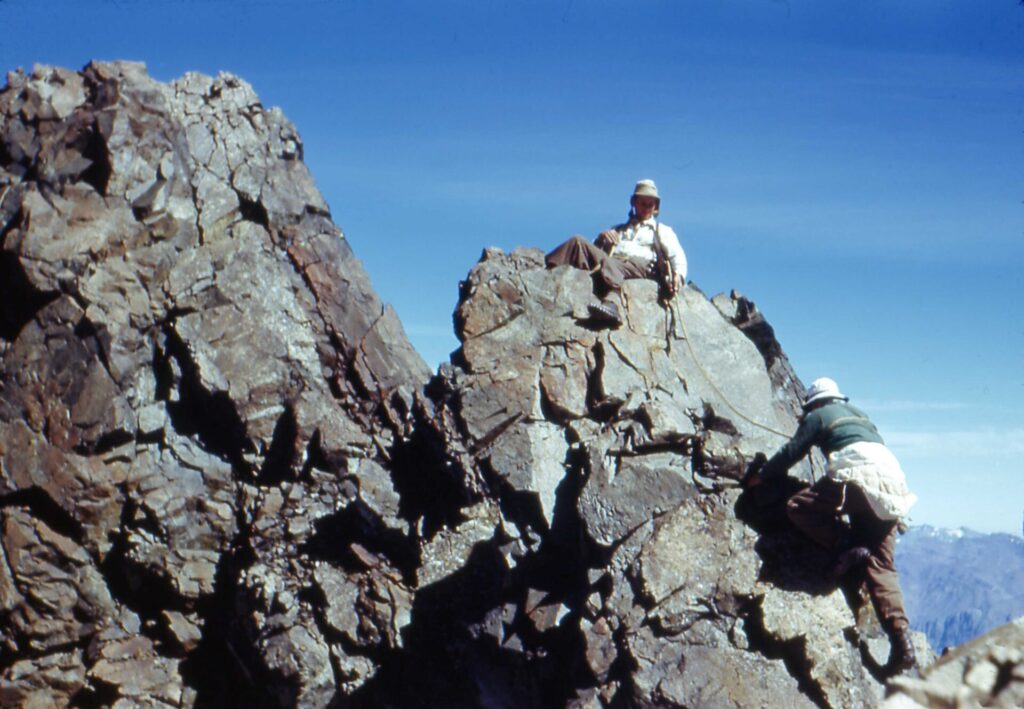 Punta Italia. Llegando a la cumbre (1945). Créditos: Editorial Chilena de Montaña.