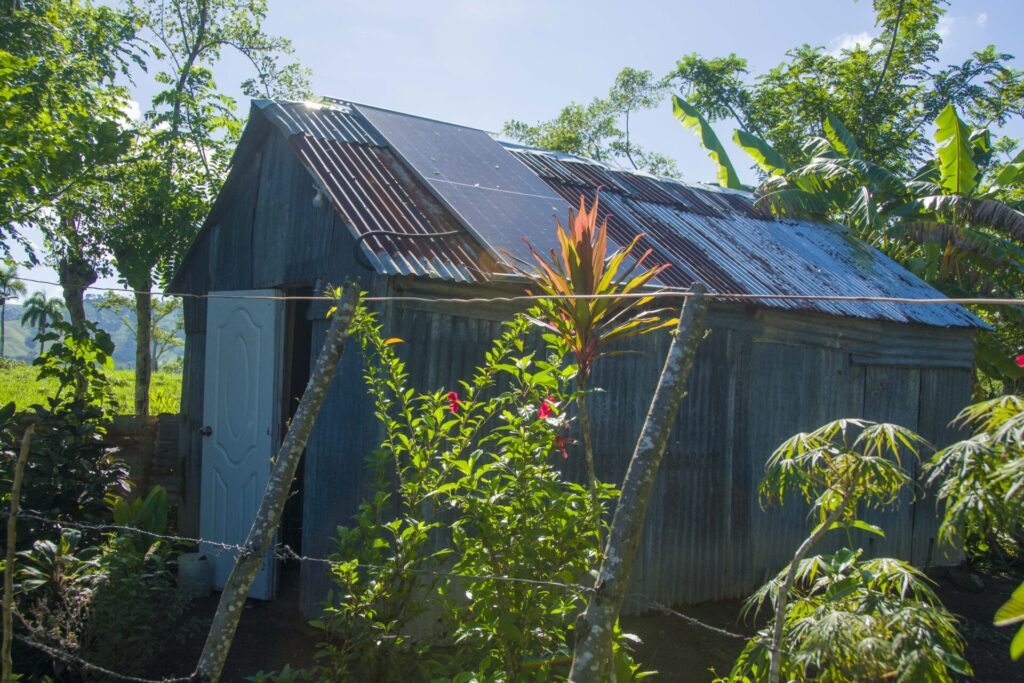 Panel solar instalado en el techo de un hogar en El Cuey, El Seibo. Creditos: Osmil Crooke, República Dominicana. 