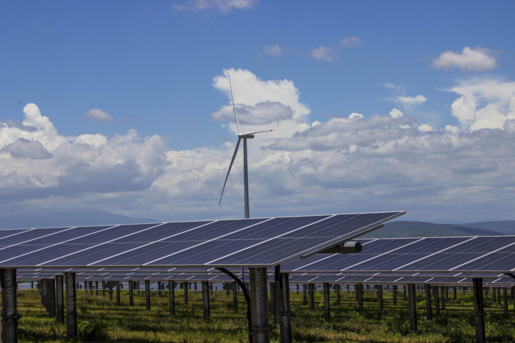 Parque híbrido entre energía solar y eólica en Esperanza Renovable, Valverde, inaugurado a menos de cinco kilómetros del barrio La Mina de Oro, cuyos habitantes aún dependen de redes y conexiones ilegales e improvisadas. Creditos: de Osmil Crooke Fecha 21 de mayo del 2026. Esperanza, República Dominicana. 