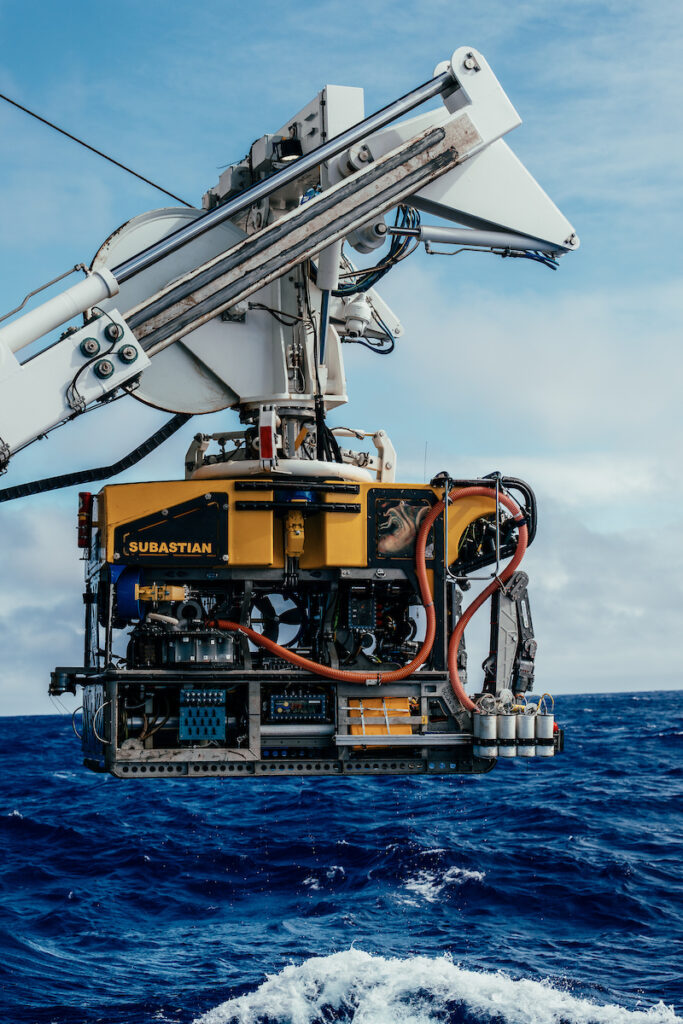 El vehículo submarino operado remotamente (ROV) SuBastian fue recuperado a bordo del buque de investigación Falkor (too). Crédito (CC-BY): Misha Vallejo Prut / Schmidt Ocean Institute.