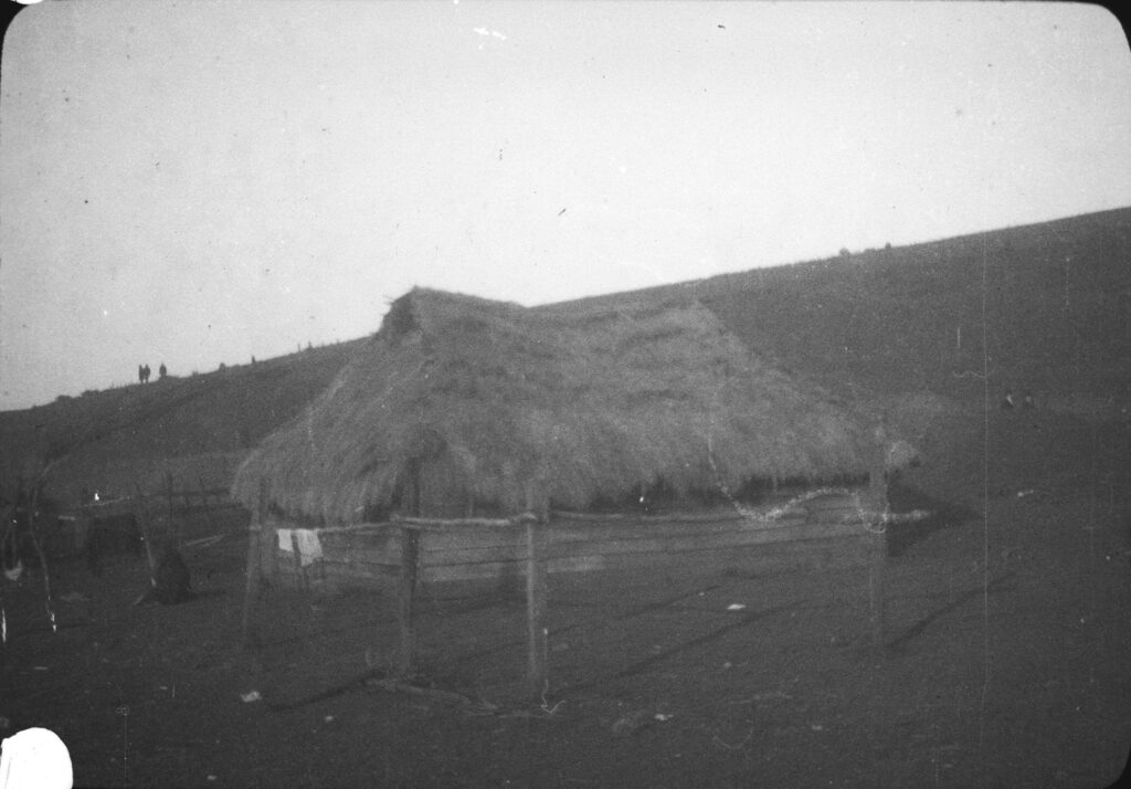 Ruca mapuche, cercanías de Temuco, 1928 [Fotografía], colección Archivo Enterreno, 1928, Archivo Enterreno https://www.enterreno.com/moments/ruca-mapuche-cercanas-de-temuco-1928. CC BY-NC — Solo uso no comercial