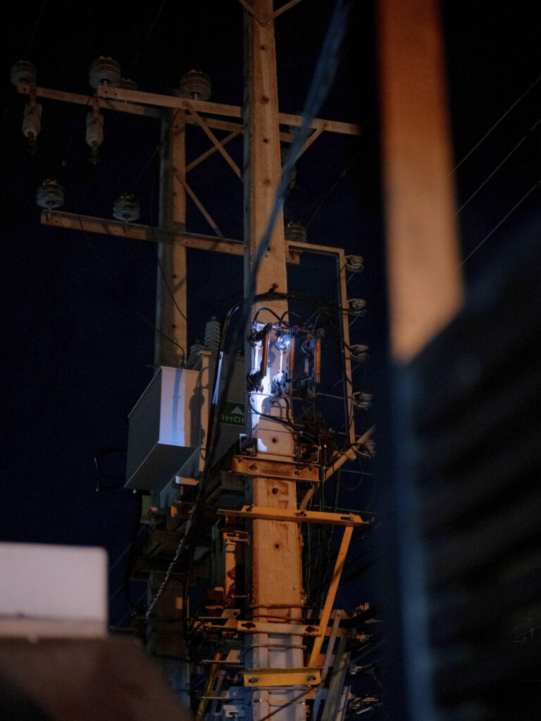 Cortocircuito en un poste eléctrico. Reñaca, Viña del Mar, 22.10.2025, Chile. Créditos Stefan Nieland.