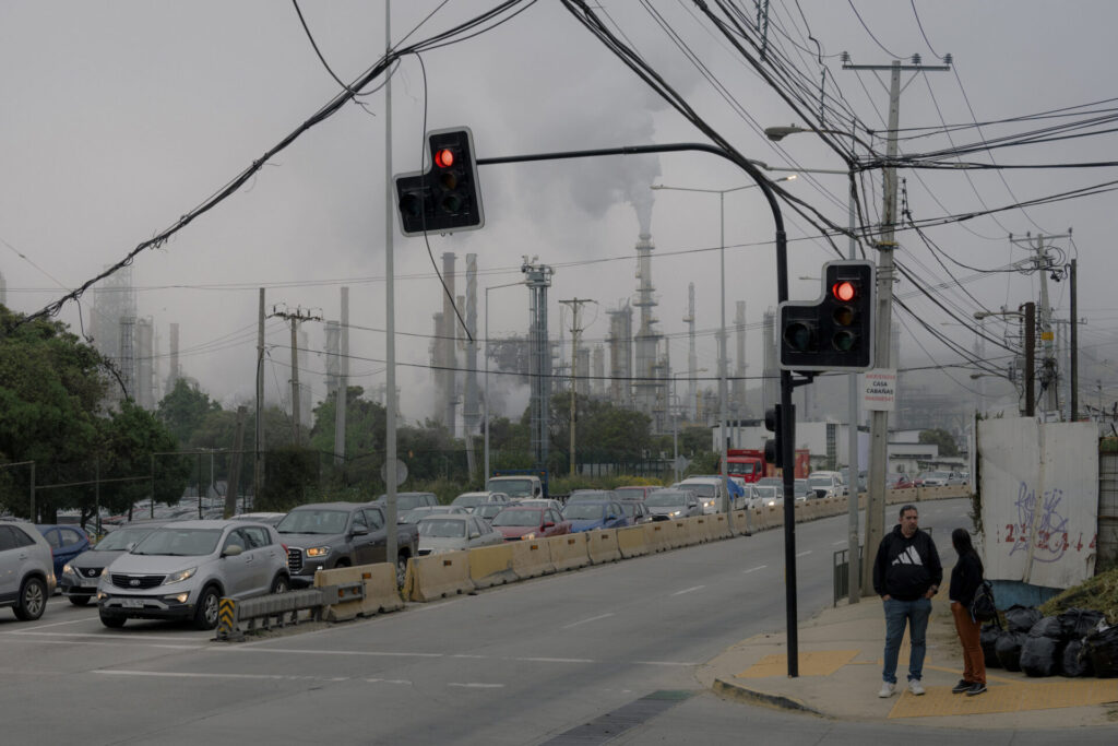 Vista de la calle principal en Concón con la refinería ENAP Aconcagua al fondo. Los períodos de sequía más frecuentes e intensos en la región están relacionados, entre otros factores, con un efecto de El Niño intensificado por el cambio climático causado por el ser humano. Concón, 29.11.2025, Chile. Créditos: Stefan Nieland.