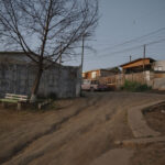 Camino de tierra en el campamento de Monte Sinaí. Durante la catástrofe de incendios forestales de 2024, muchos asentamientos informales fueron destruidos, en parte debido a la falta de infraestructura crítica como calles asfaltadas, hidrantes y rutas de evacuación designadas en zonas desarrolladas fuera de la planificación urbana oficial. Monte Sinaí, Viña del Mar, 05.11.2025, Chile. Créditos: Stefan Nieland.
