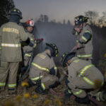 La tercera compañía de bomberos de Viña del Mar durante un entrenamiento para incendios forestales en Canal Chacao. Canal Chacao, Viña del Mar, 21.11.2025, Chile. Créditos: Stefan Nieland.