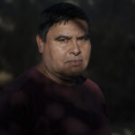 Jaime Mella, fundador de la ONG Sobrevivientes, una organización que lucha por los derechos de las personas afectadas por los incendios forestales, posa para un retrato. Villa Independencia, Viña del Mar, 27.11.2025, Chile. Créditos: Stefan Nieland.