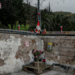 Familiares de Patricia Araya decoraron las ruinas de su casa dentro del Jardín Botánico con adornos y regalos de Navidad. Patricia, su madre de 93 años y sus dos nietos, de nueve y un año, vivieron y murieron allí durante el megaincendio. Viña del Mar, 05.12.2025, Chile. Créditos: Stefan Nieland.
