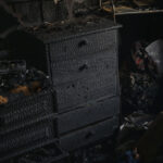 Mesa de noche quemada en una vivienda destruida por un incendio forestal. Santo Domingo, 16.12.2025, Chile. Créditos: Stefan Nieland.