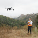 Eduardo Henríquez Cárcamo, del Departamento de Gestión del Riesgo de Desastres de la Municipalidad de Viña del Mar, opera un dron sobre un área de riesgo en Viña del Mar. Durante el verano, en los días de altas temperaturas, el monitoreo con drones forma parte de las labores de mitigación de riesgos que realiza el departamento. Viña del Mar, 18.12.2025, Chile. Créditos: Stefan Nieland.