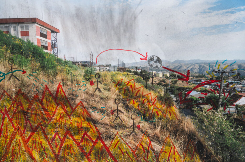 Mientras recorría el barrio El Olivar, parcialmente destruido durante el megaincendio de febrero de 2024, observé humo en una ladera. Cuando llegué, los bomberos ya habían extinguido el fuego. El incendio se originó cuando unos niños que jugaban fútbol en la cancha de una escuela lanzaron accidentalmente el balón contra un poste eléctrico en la calle. Las chispas de los cables encendieron el pasto seco de la ladera. Para ilustrar la facilidad con la que puede iniciarse un incendio, le pedí a uno de los niños, Ignacio, que dibujara sobre mi fotografía de las consecuencias del fuego. Así surgió la portada del libro. 27.10.2025, Viña del Mar, 2025, Chile. Créditos: Stefan Nieland.