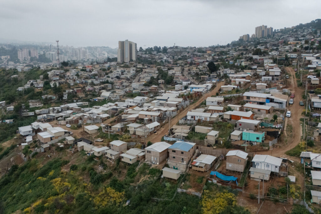 Foto sacado de un dron del campamento de Monte Sinaí. Durante la catástrofe de incendios forestales de 2024, muchos asentamientos informales fueron destruidos, en parte debido a la falta de infraestructura crítica como calles asfaltadas, hidrantes y rutas de evacuación designadas en zonas desarrolladas fuera de la planificación urbana oficial. Monte Sinaí, Viña del Mar, 05.11.2025, Chile. Créditos: Stefan Nieland.